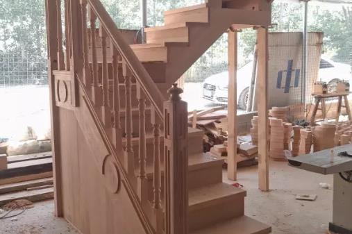 青岛龙湖原山别墅复式实木楼梯设计安装